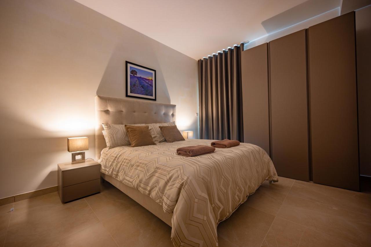 The Address Seafront Suites With Hot Tub Pietà Exterior photo