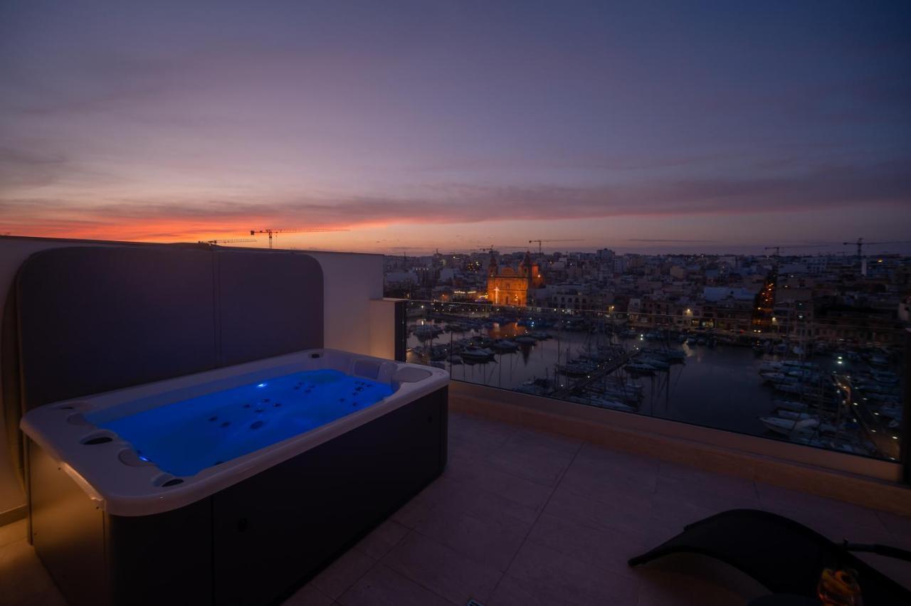 The Address Seafront Suites With Hot Tub Pietà Exterior photo