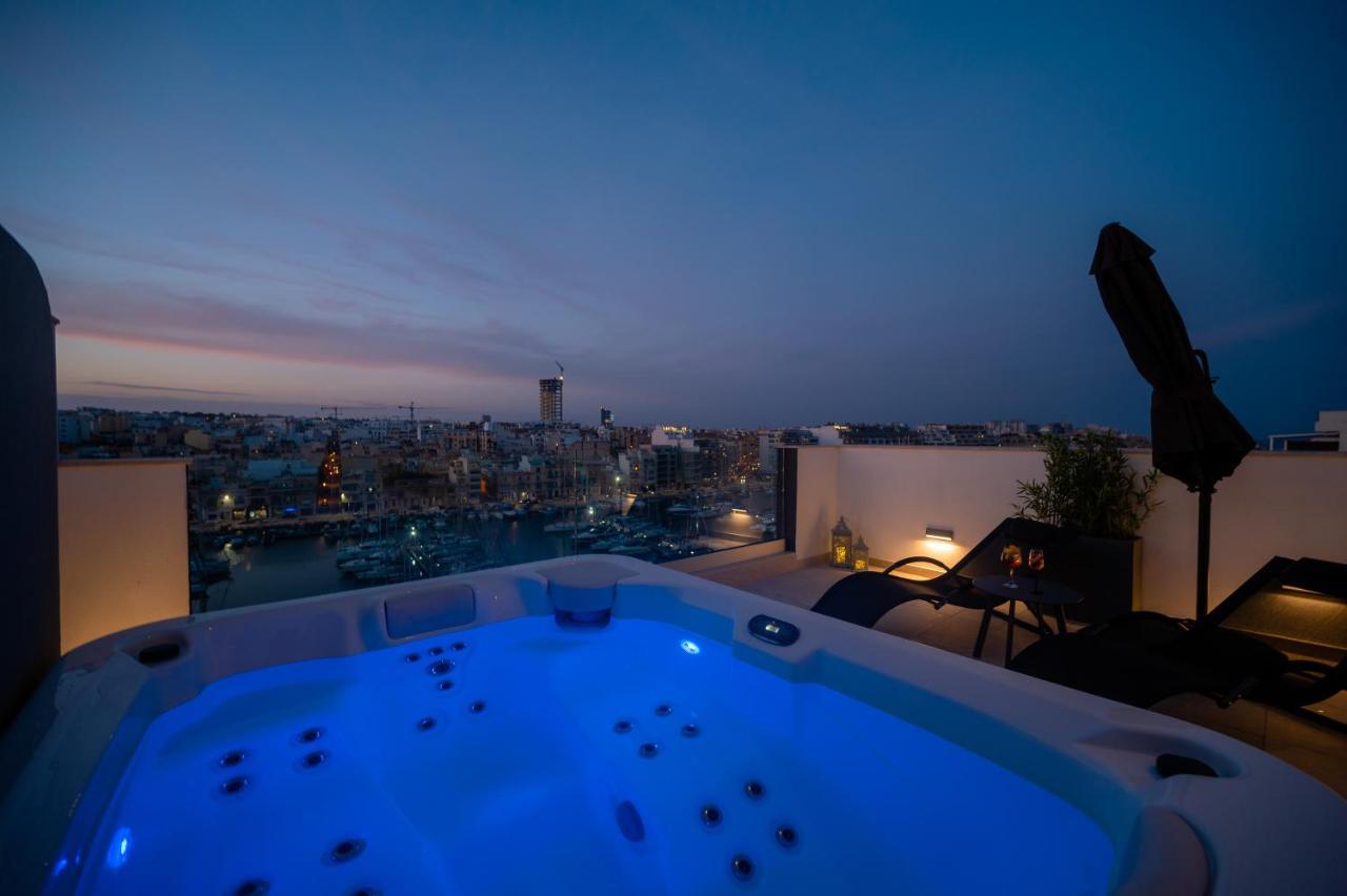 The Address Seafront Suites With Hot Tub Pietà Exterior photo
