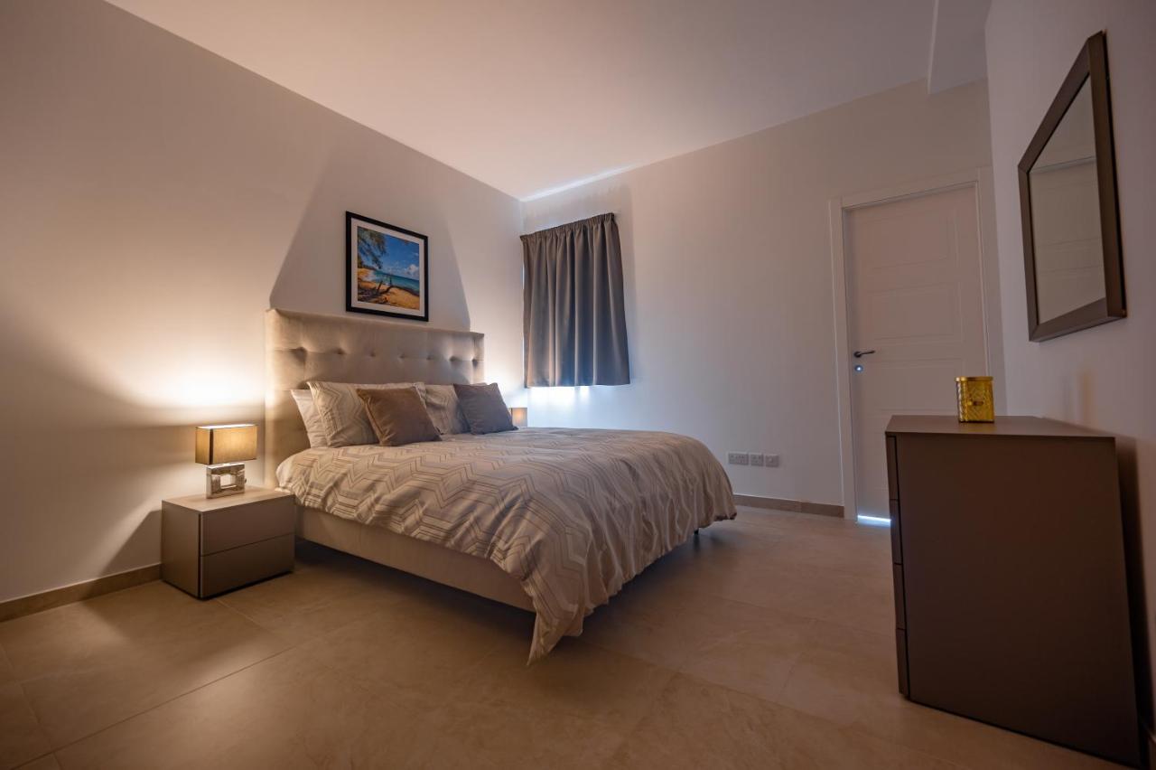 The Address Seafront Suites With Hot Tub Pietà Exterior photo